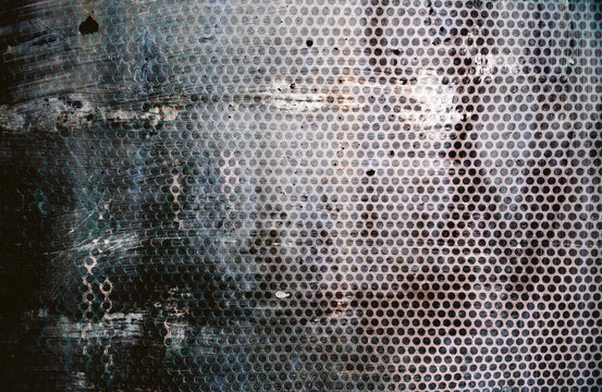  Chapa de metal perforada grunge con manchas de &oacute;xido, textura industrial. Chapa de metal perforada grunge desgastada con &oacute;xido y manchas; fondo industrial para m&uacute;sica, dise&ntilde;o oscuro.
