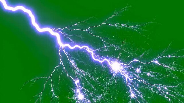 Rayo el&eacute;ctrico intenso cayendo en diagonal con brillantes ramificaciones y destellos sobre fondo verde chroma key uniforme, ideal para efectos visuales, composici&oacute;n VFX y publicidad.