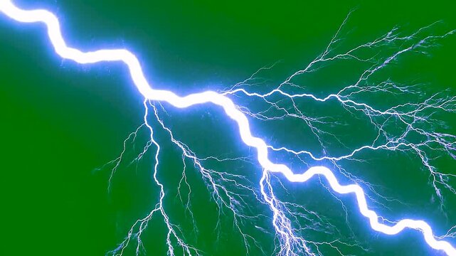 Rayo el&eacute;ctrico intenso cayendo en diagonal con brillantes ramificaciones y destellos sobre fondo verde chroma key uniforme, ideal para efectos visuales, composici&oacute;n VFX y publicidad.