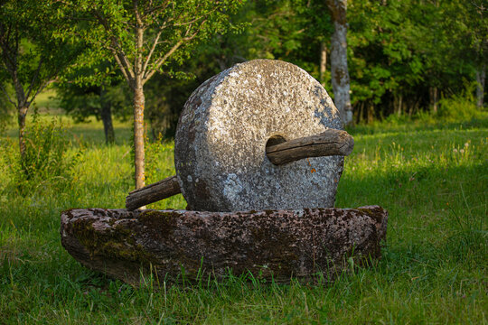 Ancienne meule &agrave; grain en pierre utilis&eacute;e pour les c&eacute;r&eacute;ales et les olives afin de faire de la farine ou de l'huile.