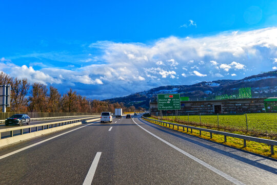 Fahrt auf der Autobahn A1 vor der Ausfahrt St. Margrethen in Richtung &Ouml;sterreich, Schweiz