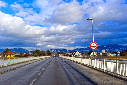Ann&auml;herung an den Grenz&uuml;bergang Lustenau &uuml;ber die Rheinbr&uuml;cke mit Zollzeichen, &Ouml;sterreich