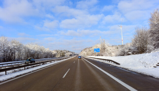 Fahrt auf der winterlichen Autobahn A7 bei der &Uuml;berquerung der M&ouml;hntalbr&uuml;cke nahe Heidenheim an der Brenz, Baden-W&uuml;rttemberg, Deutschland