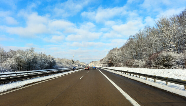 Fahrt auf der winterlichen Bundesautobahn A7 bei Heidenheim an der Brenz durch eine tief verschneite Waldlandschaft, Baden-W&uuml;rttemberg, Deutschland