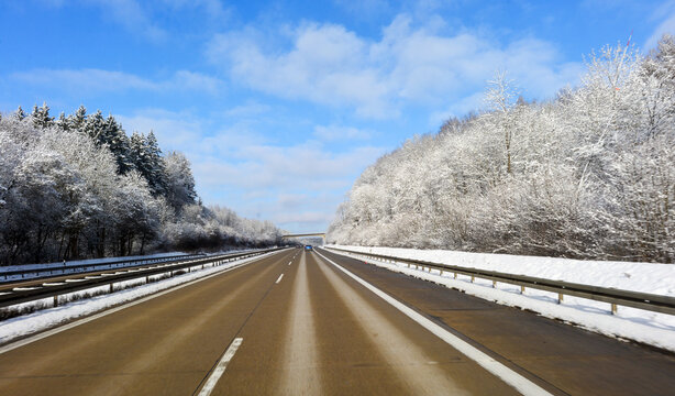 Fahrt auf der winterlichen Autobahn A7 nahe Heidenheim an der Brenz, Baden-W&uuml;rttemberg, Deutschland