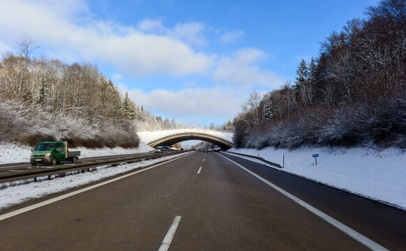 Winterliche Fahrt auf der Autobahn A7 nahe der Anschlussstelle Uffenheim-Langensteinach in Bayern