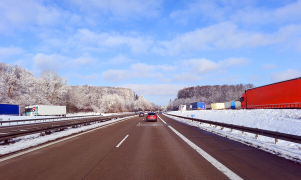 Winterliche Fahrt auf der Autobahn A7 am Parkplatz H&auml;rtsfeld in Baden-W&uuml;rttemberg Richtung W&uuml;rzburg