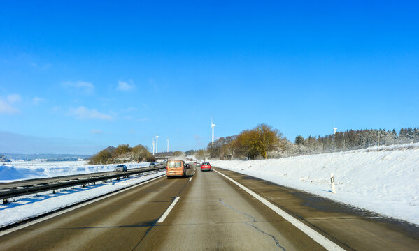 Fahrt auf der winterlichen Autobahn A7 bei Aalen/Oberkochen in Fahrtrichtung W&uuml;rzburg, Baden-W&uuml;rttemberg