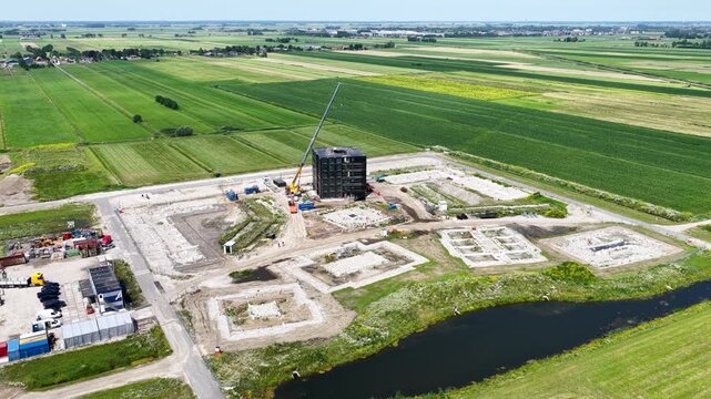 In the new Amersfoort neighborhood &lsquo;Thuis in Duist&rsquo;, 286 relocatable homes of permanent quality will be built. This involves 240 social rental homes, 80 of which will be allocated to status holders wi