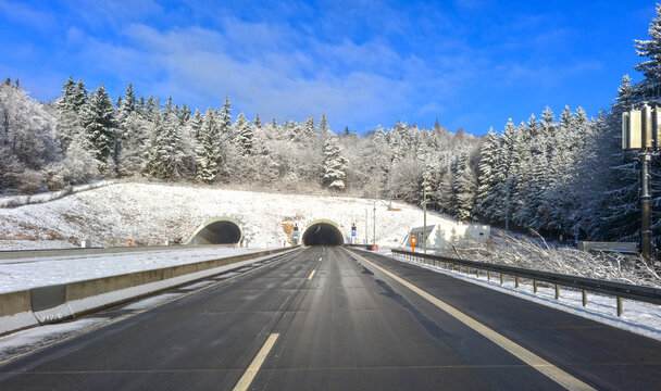 Fahrt auf der winterlichen Autobahn A7 in Baden-W&uuml;rttemberg vor der Einfahrt in den Virngrundtunnel Richtung W&uuml;rzburg