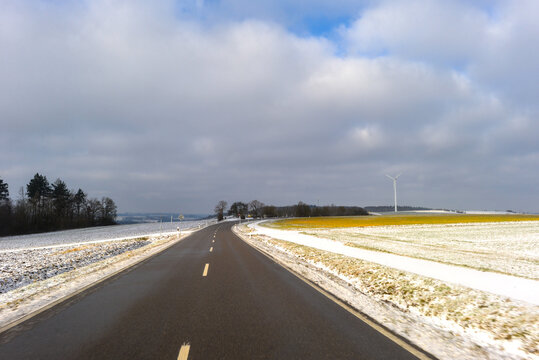 Fahrt auf der winterlichen Bundesstra&szlig;e B290 von Herbsthausen in Richtung Lauda-K&ouml;nigshofen durch eine verschneite Landschaft 