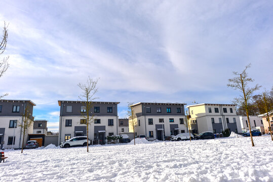 Moderne Neubausiedlung Argonnerwiesen im winterlich verschneiten Hanau-Gro&szlig;auheim, Hessen
