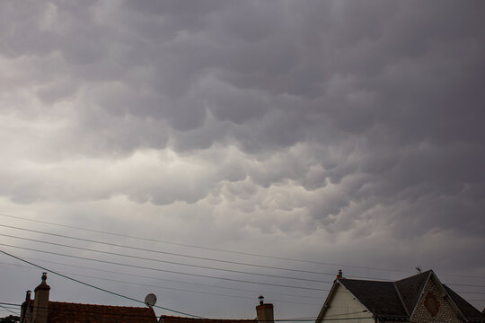 Mammatus &agrave; l'avant d'une super cellule orageuse