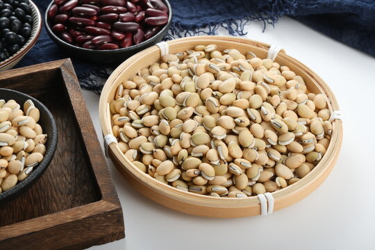 Bamboo steamer basket filled with hyacinth beans and red kidney beans in close-up