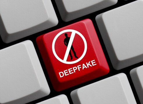 Rote Computer Tastatur zeigt Deepfakes verboten