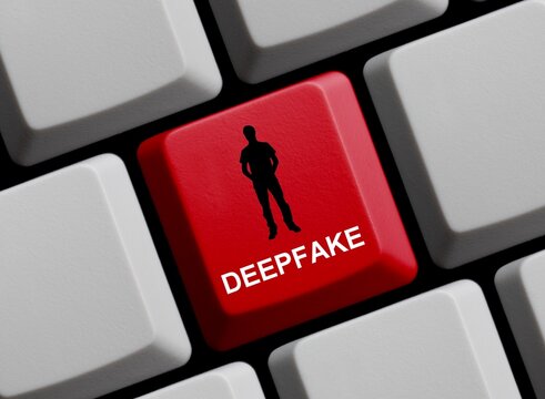 Rote Computer Tastatur zeigt Deepfake