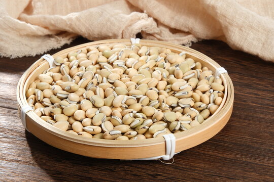 Dried hyacinth beans placed in a bamboo tray close up