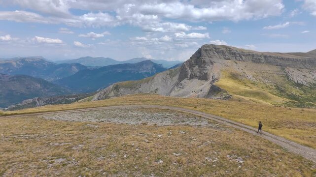 Vue a&eacute;rienne d'un randonneur au milieu des montagnes des Alpes de Haute Provence