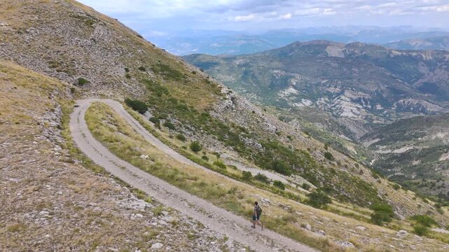 Vue a&eacute;rienne d'un randonneur au milieu des montagnes des Alpes de Haute Provence