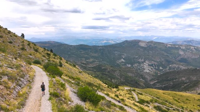 Vue a&eacute;rienne d'un randonneur au milieu des montagnes des Alpes de Haute Provence
