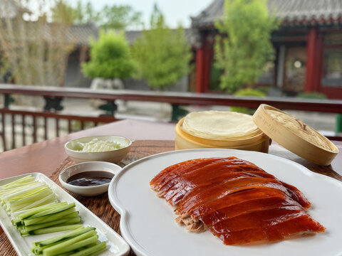  Peking Duck presentada con panqueques, salsa hoisin, pepino y ceboll&iacute;n en un restaurante tradicional.