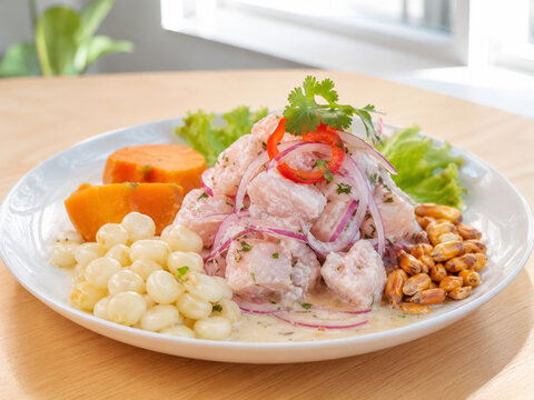 Ceviche de pescado con leche de tigre acompa&ntilde;ado de choclo, camote y ma&iacute;z cancha.