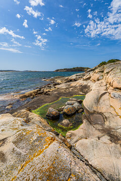 Felsen und Steine an der K&uuml;ste der Insel Salt&ouml; nahe Str&ouml;mstad, Schweden