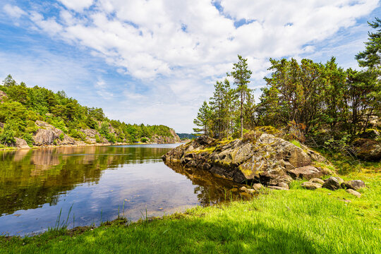 Felsen und B&auml;ume im Naturreservat Kobbungen nahe Str&ouml;mstad, Schweden