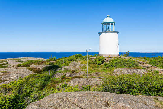 Leuchtturm und Felsen auf der Insel Nordkoster nahe Str&ouml;mstad, Schweden
