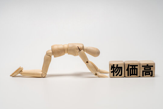 物価高に絶望してがっくりするデッサン人形