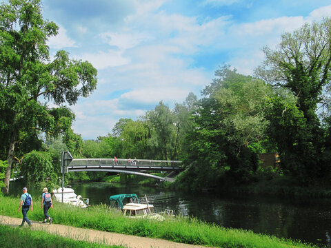 potsdam, deutschland - fu&szlig;g&auml;ngerbr&uuml;cke &uuml;ber die alte fahrt zur freundschaftsinsel