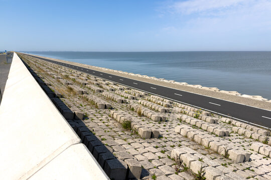 Deichanlage am Afsluitdijk mit Radweg und weitem Wasserblick, Afsluitdijk, Friesland, Niederlande