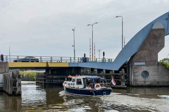 Boot f&auml;hrt unter der Slauerhoffbrug hindurch in Leeuwarden, Friesland, Niederlande