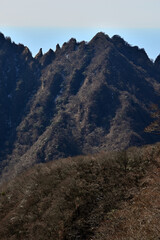 Obraz premium 愛鷹山塊の越前岳 北白ガレンより望む蓬莱岳（蓬莱山） 