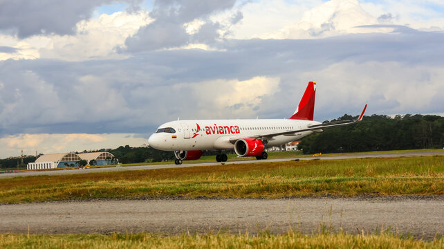 Aeronave da Avianca taxiando no Aeroporto Internacional de Guarulhos, em Guarulhos, S&atilde;o Paulo, durante opera&ccedil;&atilde;o comercial sob c&eacute;u nublado. Registro realizado em 10 de maio de 2026.