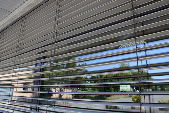 Store, brise soleil orientable en aluminium
