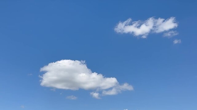 Wolken am Sommerhimmel &uuml;ber strahlend blauem Himmel | Querformat - Leuchtend blauer Himmel mit wei&szlig;en Sch&ouml;nwetterwolken. Ruhige Naturaufnahme mit viel Freiraum f&uuml;r Wetter-, Reise- und Hintergrundtheme