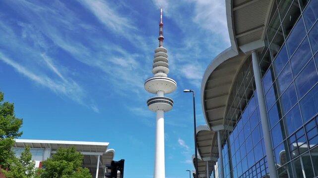 Fernsehturm in Hamburg - Blauer Himmel Panorama