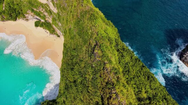 A paradise beach in Bali. (NUSA PENIDA - Kelingking Beach). Video filmed with a DJI 5 Pro drone, 4K quality. Video edited in DaVinci Resolve. Filmed in February 2026.