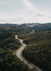 Fototapeta premium Vista aérea da estrada de ligação entre Cunha, São Paulo e Paraty, Rio de Janeiro na Serra da Bocaina