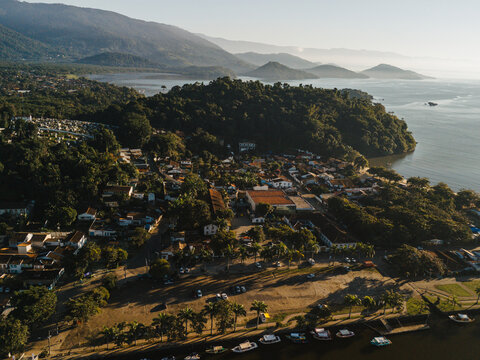 Vista a&eacute;rea da cidade de Paraty com o Forte Defensor Perp&eacute;tuo e as montanhas e o mar