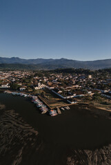 Fototapeta premium Paraty vista do alto, fotografia panorâmica de Drone do centro histórico de Paraty com maré baixa.