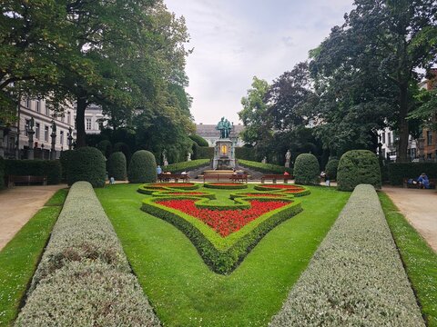 Parco con aiuole fiorite e statua nel giardino pubblico