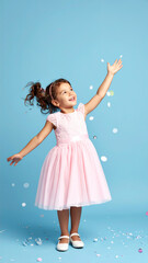 Obraz premium Fröhliches Mädchen als Prinzessin bei Kinderparty