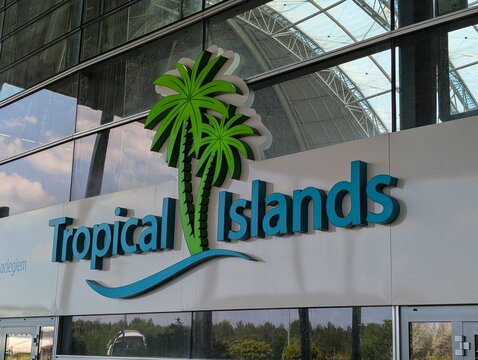 Schriftzug &uuml;ber dem Eingang des Tropical Islands mit markanter Freizeitpark-Architektur - F&uuml;r Artikel rund ums Tropical Island und mehr