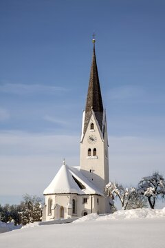 Parish church of St. Martin in Gnadenwald in winter, Gnadenwald, Tyrol, Austria