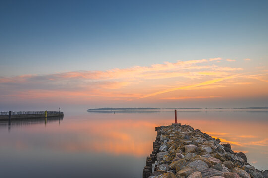 Hafeneinfahrt in Greifswald-Wieck an der Ostsee zu Sonnenaufgang