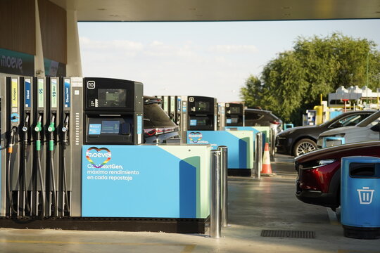 Surtidores de gasolinera de la empresa MOEVE con coches esperando para repostar.. Madrid, Espa&ntilde;a. 29 de Junio 2026
