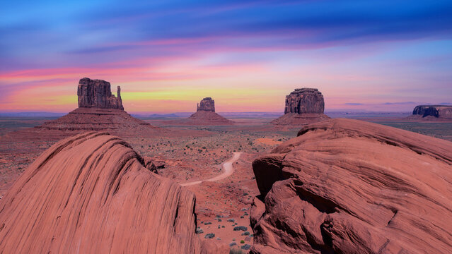 monument valley in the sunset, Monument Valley Arizona-Utah border, Monument Valley Navajo Tribal Park, 