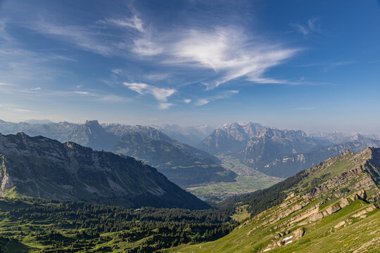 Aussicht vom Berggipfel Speer in Richtung Glarus und Walensee